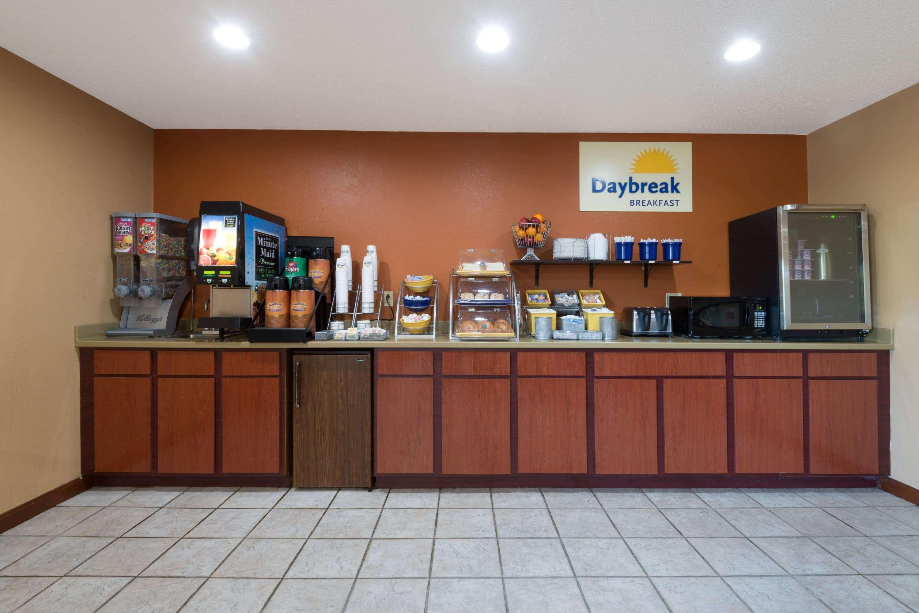 Days Inn By Wyndham Brunswick Bath Area Екстер'єр фото