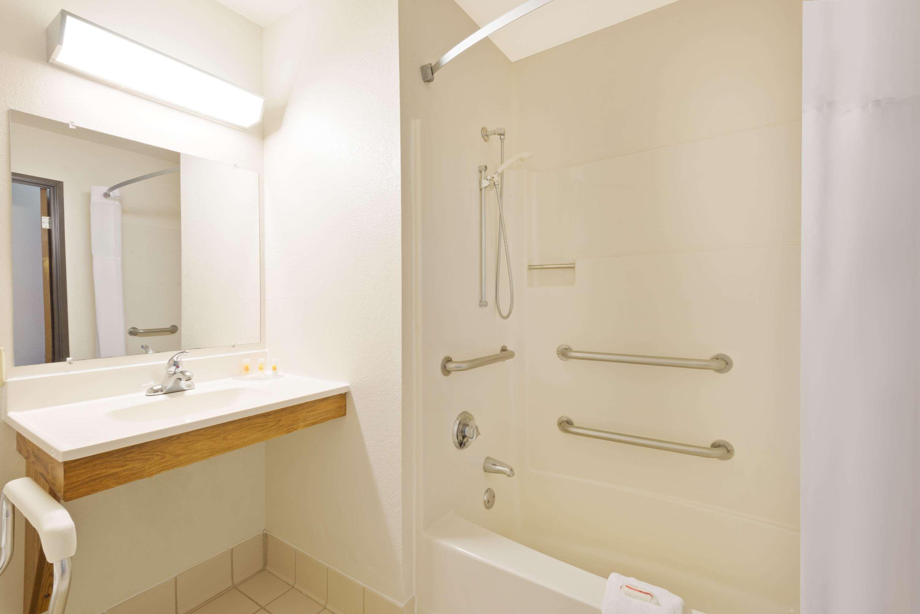 Days Inn By Wyndham Brunswick Bath Area Екстер'єр фото