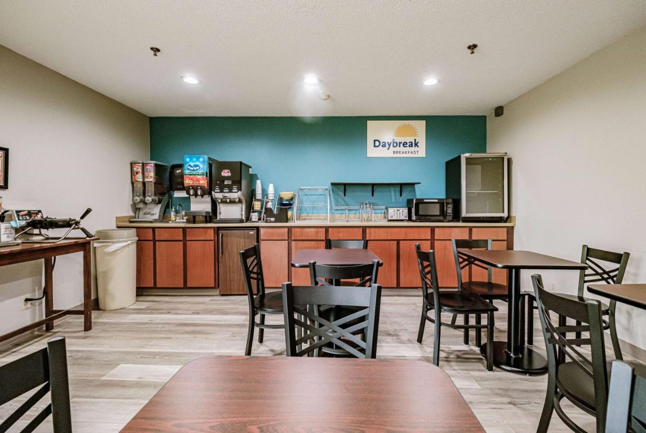 Days Inn By Wyndham Brunswick Bath Area Екстер'єр фото