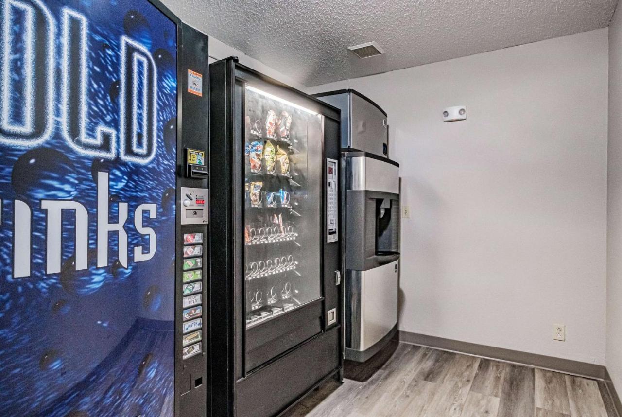Days Inn By Wyndham Brunswick Bath Area Екстер'єр фото